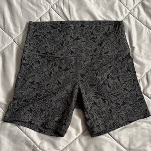 lululemon Align High-Rise short 6” Floral Print  - Gray/Black/Mini Filagree Lace